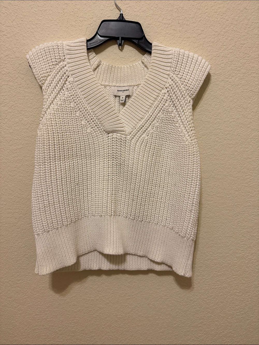 Banana Republic Sleeveless V-Neck Knit Sweater Vest - White